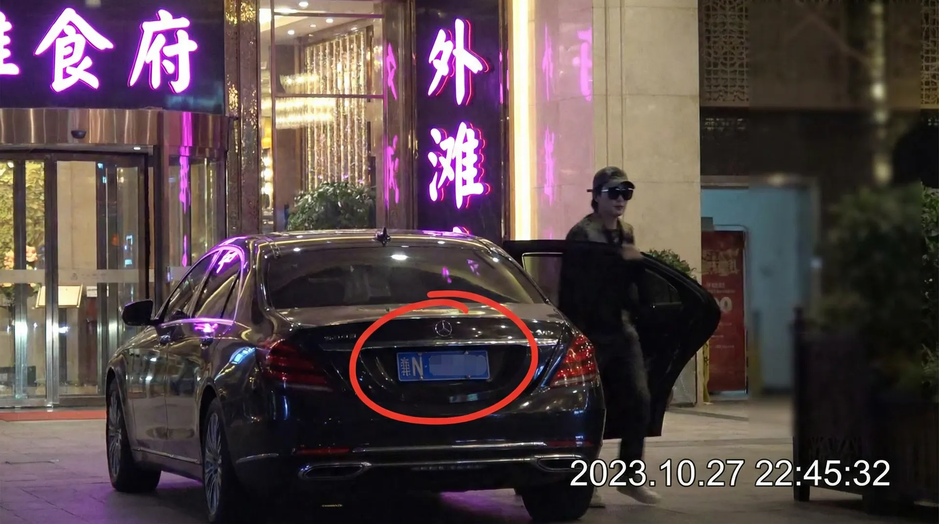 博业体育官网 - 豪车餐厅外偷拍